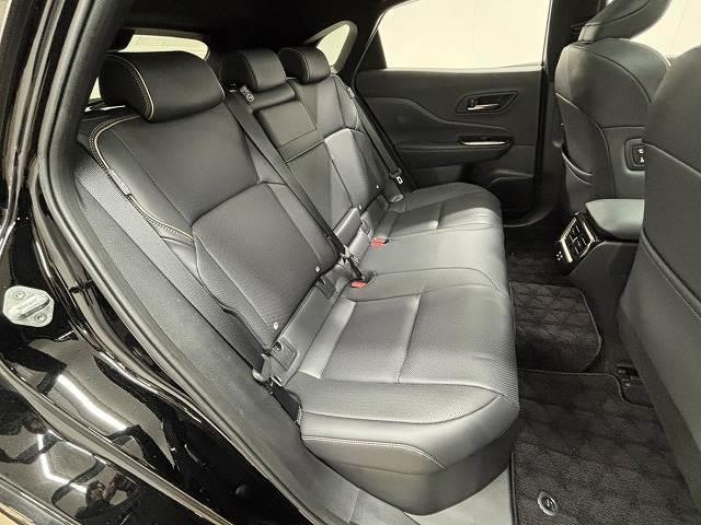 �Z�J���h�V�[�g�͑�l��l������Ă��\���ȃX�y�[�X���m�ۂ���Ă���܂��B