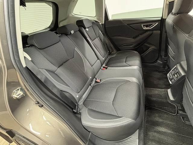 �Z�J���h�V�[�g�͑�l��l������Ă��\���ȃX�y�[�X���m�ۂ���Ă���܂��B