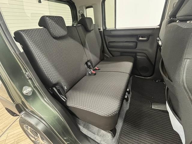 �Z�J���h�V�[�g�͑�l��l������Ă��\���ȃX�y�[�X���m�ۂ���Ă���܂��B