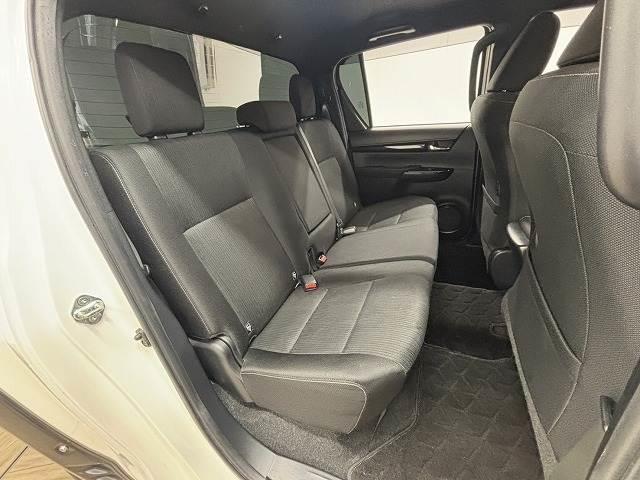 �Z�J���h�V�[�g�͑�l��l������Ă��\���ȃX�y�[�X���m�ۂ���Ă���܂��B