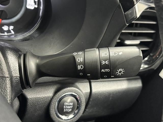 �O�̖��邳�ɂ���Ď����Ń��C�g�̃I���^�I�t���\�ȁy�I�[�g���C�g�z�����B