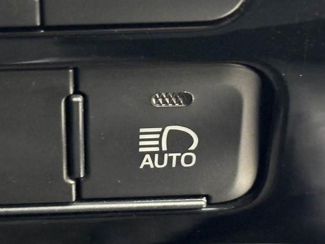 プリウス Ｓ　純正ナビ／バックカメラ／追従クルコン／セーフティセンス／オートハイビーム／オートライト／ＬＥＤヘッドライト／ＥＴＣ／スマートキー／オートエアコン／オートライト／カーテンエアバック（9枚目）