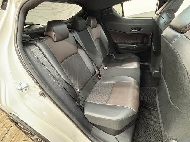 �Z�J���h�V�[�g�͑�l��l������Ă��\���ȃX�y�[�X���m�ۂ���Ă���܂��B