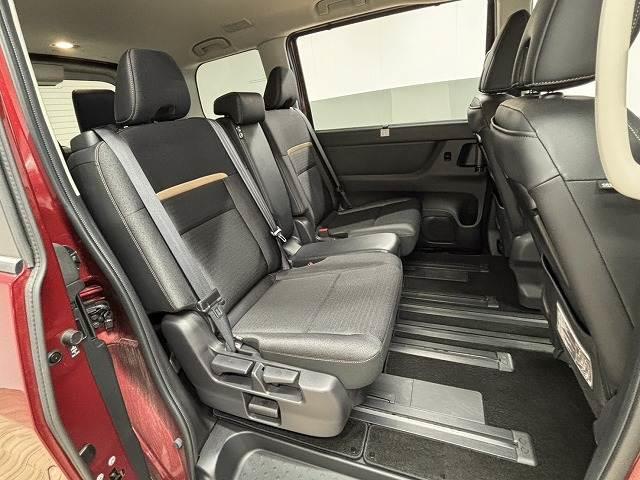 �Z�J���h�V�[�g�̓��N���C�j���O�\�ł��났�̋�ԁB��l��l������Ă��\���ȃX�y�[�X���m�ۂ���Ă���܂��B