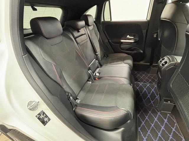 �Z�J���h�V�[�g�͑�l��l������Ă��\���ȃX�y�[�X���m�ۂ���Ă���܂��B