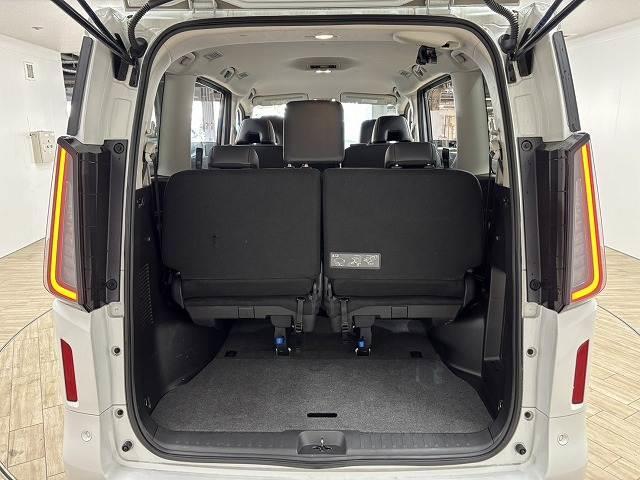 セレナ ハイウェイスターＶ　純正１２．３型ナビ／全周囲／両側電動スライド／プロパイロット／デジタルインナーミラー／ＢＳＭ／ＥＴＣ／電動パーキングブレーキ／地デジ／Ｂｌｕｅｔｏｏｔｈ／スマートキー／アイドリングストップ／両側電動（13枚目）