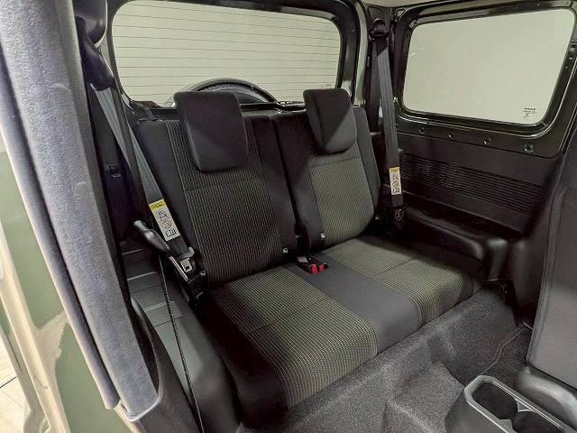 �Z�J���h�V�[�g�͑�l��l������Ă��\���ȃX�y�[�X���m�ۂ���Ă���܂��B