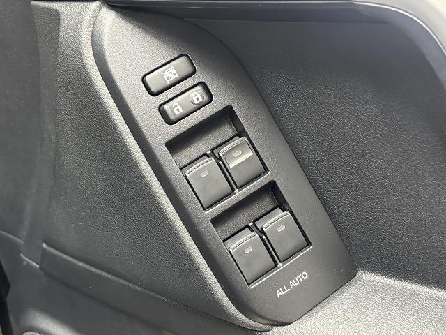 ランドクルーザープラド □ＴＸ“Ｌパッケージ”　ワンオーナー／サンルーフ／ＡＬＰＩＮＥ９型ナビ地デジ／バックカメラ／黒革／ルーフレール／シートベンチレーション／パワーシート／衝突軽減／ＬＥＤヘッドライト／ＥＴＣ／スマートキー／オートエアコン（40枚目）