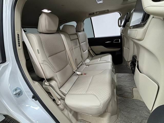 �Z�J���h�V�[�g�͑�l��l������Ă��\���ȃX�y�[�X���m�ۂ���Ă���܂��B