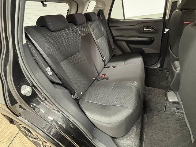 �Z�J���h�V�[�g�͑�l��l������Ă��\���ȃX�y�[�X���m�ۂ���Ă���܂��B