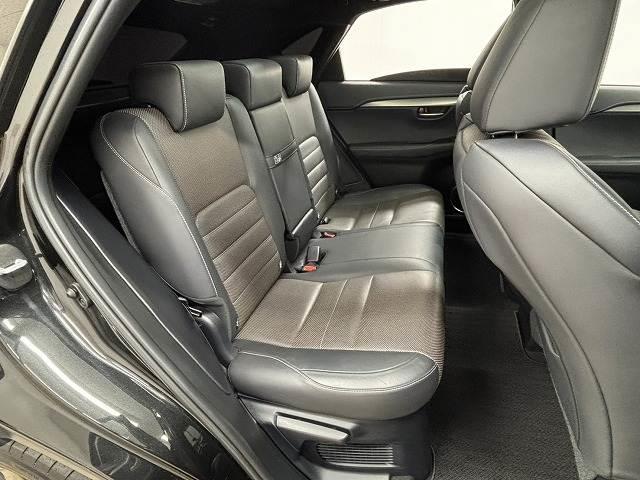 �Z�J���h�V�[�g�͑�l��l������Ă��\���ȃX�y�[�X���m�ۂ���Ă���܂��B