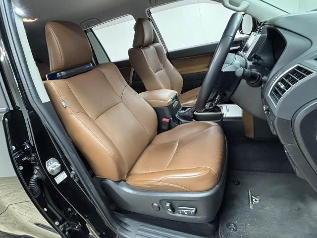 �Z�J���h�V�[�g�͑�l��l������Ă��\���ȃX�y�[�X���m�ۂ���Ă���܂��B