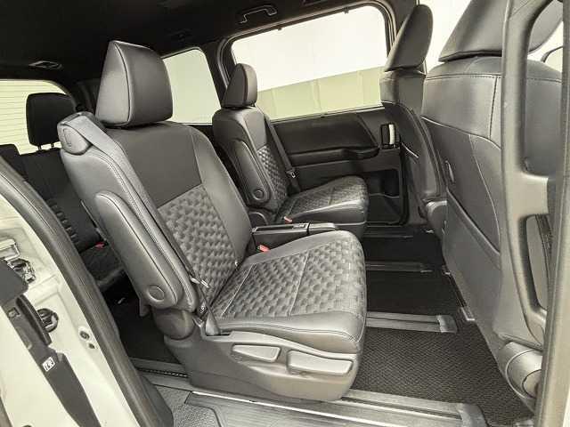 �Z�J���h�V�[�g�̓��N���C�j���O�\�ł��났�̋�ԁB��l��l������Ă��\���ȃX�y�[�X���m�ۂ���Ă���܂��B