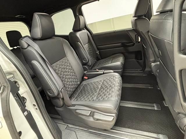 �Z�J���h�V�[�g�̓��N���C�j���O�\�ł��났�̋�ԁB��l��l������Ă��\���ȃX�y�[�X���m�ۂ���Ă���܂��B