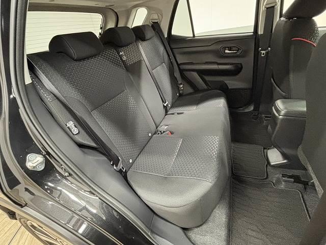 �Z�J���h�V�[�g�͑�l��l������Ă��\���ȃX�y�[�X���m�ۂ���Ă���܂��B