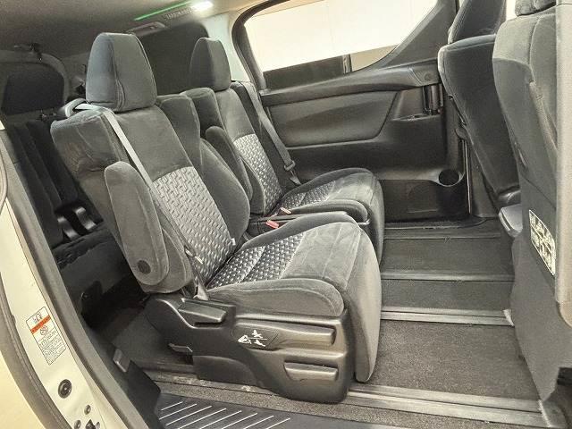 �Z�J���h�V�[�g�̓��N���C�j���O�\�ł��났�̋�ԁB��l��l������Ă��\���ȃX�y�[�X���m�ۂ���Ă���܂��B