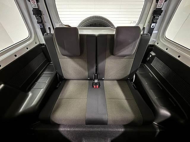 �Z�J���h�V�[�g�͑�l��l������Ă��\���ȃX�y�[�X���m�ۂ���Ă���܂��B