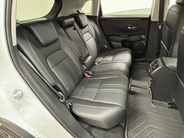 �Z�J���h�V�[�g�͑�l��l������Ă��\���ȃX�y�[�X���m�ۂ���Ă���܂��B