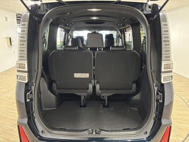 ヴォクシー ハイブリッドＺＳ　煌ＩＩＩ　純正１０インチナビ／地デジ／クルーズコントロール／レーンキープアシスト／衝突軽減ブレーキ／シートヒーター／両側電動スライド／ＬＥＤヘッドライト／オートハイビーム／ＥＴＣ／Ｗエアコン／バックカメラ（62枚目）