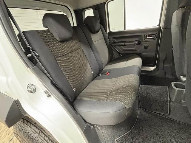 �Z�J���h�V�[�g�͑�l��l������Ă��\���ȃX�y�[�X���m�ۂ���Ă���܂��B