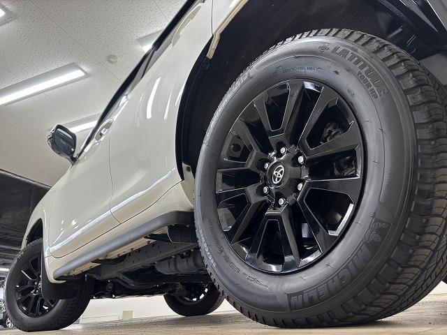 ランドクルーザープラド ＴＸ　Ｌパッケージ　７０ｔｈアニバーサリーリミテッド　サンルーフ／黒ルーフレール／茶革／純正９インチナビ／全周囲／ベンチレーション／追従クルコン／レーンキープアシスト／パワーシート／ＬＥＤヘッドライト／オートハイビーム／ＢＳＭ／ＥＴＣ（30枚目）