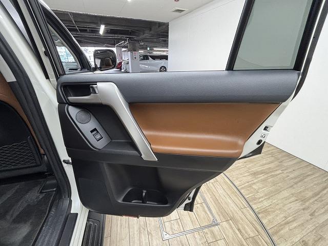 ランドクルーザープラド ＴＸ　Ｌパッケージ　７０ｔｈアニバーサリーリミテッド　サンルーフ／黒ルーフレール／茶革／純正９インチナビ／全周囲／ベンチレーション／追従クルコン／レーンキープアシスト／パワーシート／ＬＥＤヘッドライト／オートハイビーム／ＢＳＭ／ＥＴＣ（43枚目）