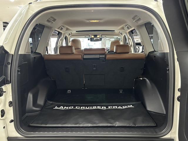 ランドクルーザープラド ＴＸ　Ｌパッケージ　７０ｔｈアニバーサリーリミテッド　サンルーフ／黒ルーフレール／茶革／純正９インチナビ／全周囲／ベンチレーション／追従クルコン／レーンキープアシスト／パワーシート／ＬＥＤヘッドライト／オートハイビーム／ＢＳＭ／ＥＴＣ（64枚目）