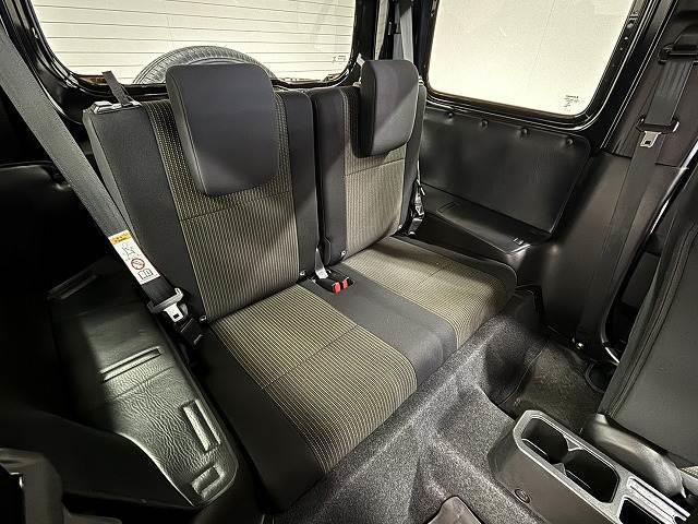 �Z�J���h�V�[�g�͑�l��l������Ă��\���ȃX�y�[�X���m�ۂ���Ă���܂��B