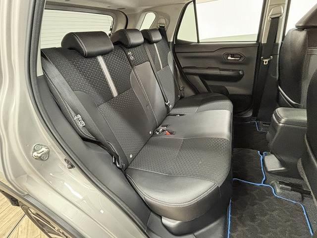 �Z�J���h�V�[�g�͑�l��l������Ă��\���ȃX�y�[�X���m�ۂ���Ă���܂��B