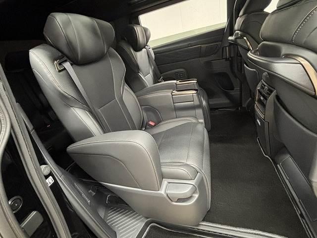 �Z�J���h�V�[�g�̓��N���C�j���O�\�ł��났�̋�ԁB��l��l������Ă��\���ȃX�y�[�X���m�ۂ���Ă���܂��B