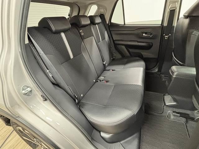 �Z�J���h�V�[�g�͑�l��l������Ă��\���ȃX�y�[�X���m�ۂ���Ă���܂��B