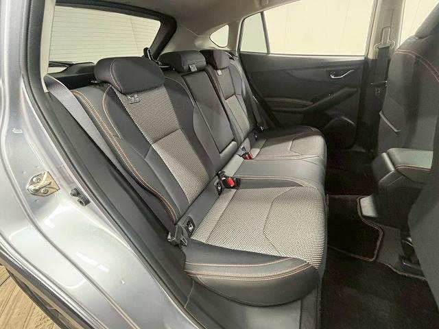 �Z�J���h�V�[�g�͑�l��l������Ă��\���ȃX�y�[�X���m�ۂ���Ă���܂��B