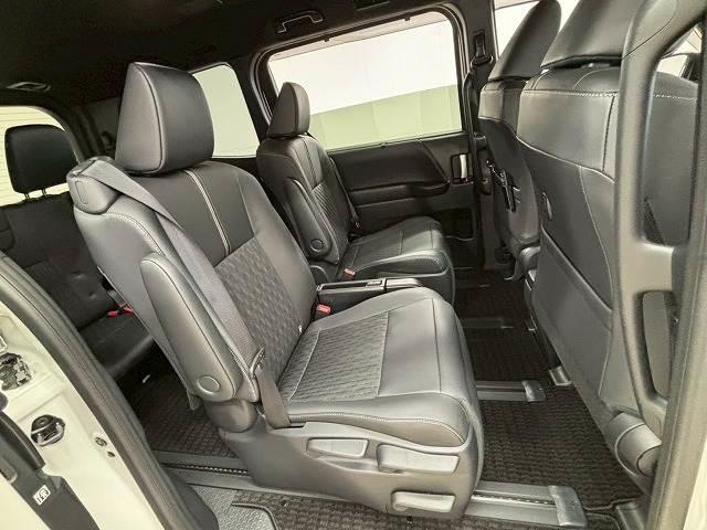 �Z�J���h�V�[�g�̓��N���C�j���O�\�ł��났�̋�ԁB��l��l������Ă��\���ȃX�y�[�X���m�ۂ���Ă���܂��B