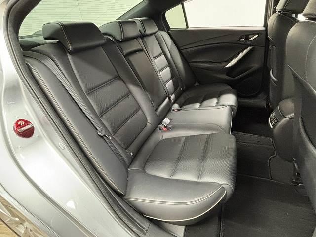 �Z�J���h�V�[�g�͑�l��l������Ă��\���ȃX�y�[�X���m�ۂ���Ă���܂��B