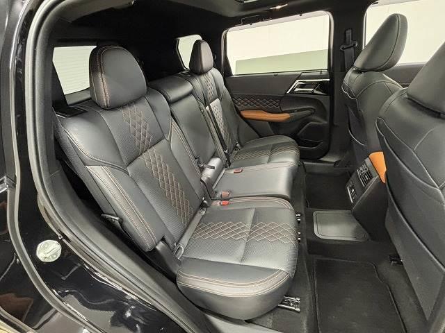 �Z�J���h�V�[�g�͑�l��l������Ă��\���ȃX�y�[�X���m�ۂ���Ă���܂��B