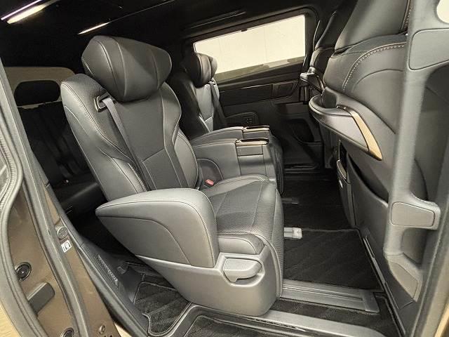 �Z�J���h�V�[�g�̓��N���C�j���O�\�ł��났�̋�ԁB��l��l������Ă��\���ȃX�y�[�X���m�ۂ���Ă���܂��B