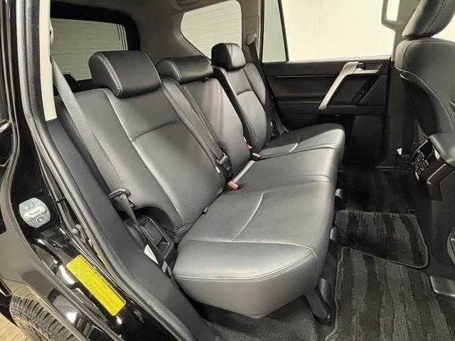 �Z�J���h�V�[�g�͑�l��l������Ă��\���ȃX�y�[�X���m�ۂ���Ă���܂��B