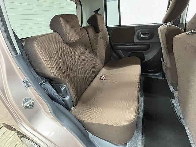 �Z�J���h�V�[�g�͑�l��l������Ă��\���ȃX�y�[�X���m�ۂ���Ă���܂��B