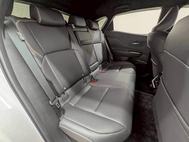 �Z�J���h�V�[�g�͑�l��l������Ă��\���ȃX�y�[�X���m�ۂ���Ă���܂��B