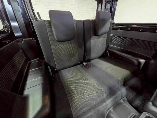 �Z�J���h�V�[�g�͑�l��l������Ă��\���ȃX�y�[�X���m�ۂ���Ă���܂��B