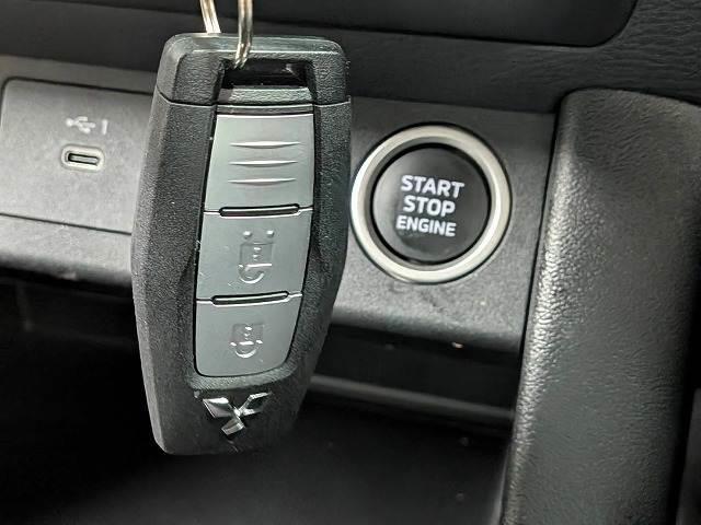 【スマートキー】車内へのアクセスやエンジン始動が楽々に行える今や必須アイテムのキー複製防止の「イモビライザー」まで備わっております。