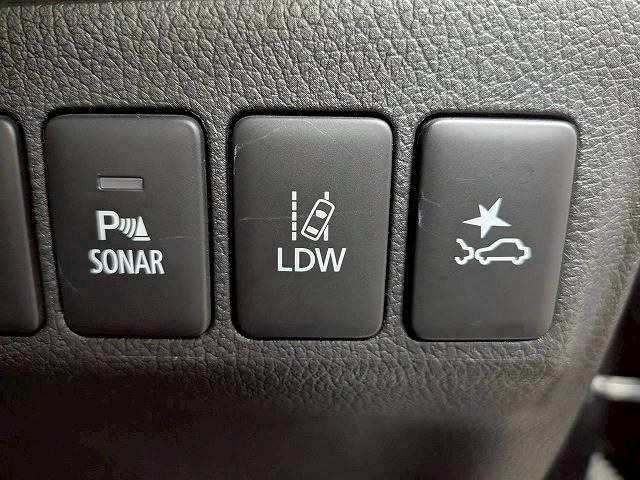 レーンキープアシスト機能を装備。車線をはみ出すと警報をしてくれるシステム。また衝突軽減ブレーキも装着。