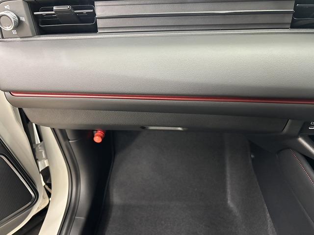 ｅ：ＨＥＶ　ＲＳ　ＲＳ専用エクステリア・ＲＳ専用ローダウンサス／ホンダコネクト／ＡｐｐｌｅＣａｒＰｌａｙ／地デジ／後退出庫サポート／ワイヤレス充電／追従クルコン／レーンキープアシスト／パワーバックドア／ＢＳＭ／ＥＴＣ（画像35）