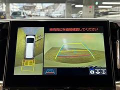 【全方位モニター】　クルマを上空から見下ろしているかのように、直感的に周囲の状況を把握できます。 4