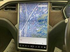 【純正ナビ】一体感のあるナビは、高級感ある車内を演出してくれます。Ｂｌｕｅｔｏｏｔｈ再生などオーディオ機能も充実しておりますので、運転もより楽しめます♪ 3