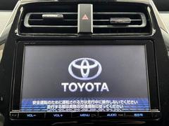 【純正ナビ】一体感のあるナビは、高級感ある車内を演出してくれます。Ｂｌｕｅｔｏｏｔｈ再生などオーディオ機能も充実しておりますので、運転もより楽しめます♪ 3