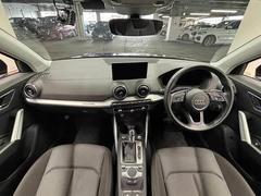 見通しの良いコックピットは普段のドライブに最適。運転しやすいお車となります。 2