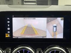 【全方位モニター】　クルマを上空から見下ろしているかのように、直感的に周囲の状況を把握できます。 4