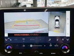【全方位モニター】　クルマを上空から見下ろしているかのように、直感的に周囲の状況を把握できます。 4