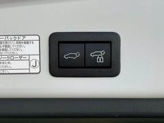 【電動リアゲート】ボタンひとつで大きなゲートも簡単に開閉可能です。背の高いＳＵＶならではの装備は嬉しいですね。 7